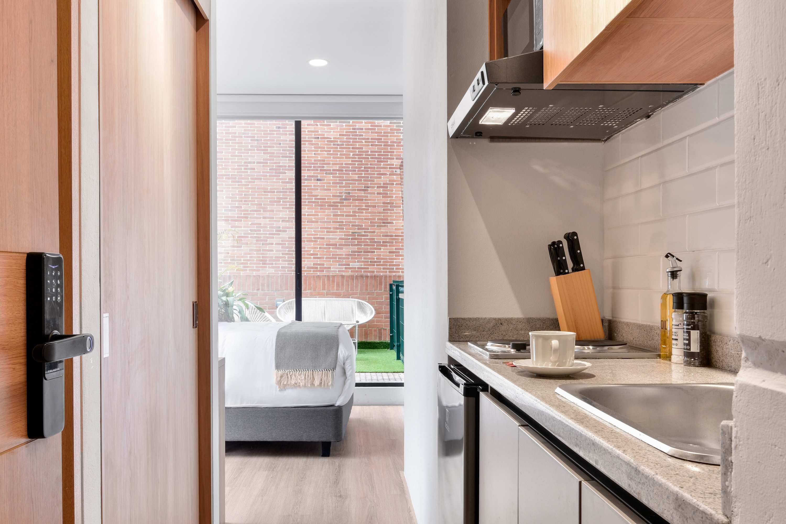 Kühlschrank, Mikrowelle, Herdplatte, Wasserkocher mit Kaffee-/Teezubehör