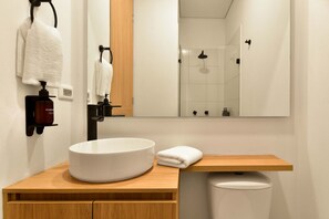 Een douche, een haardroger, handdoeken