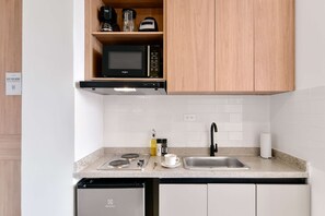 Fridge, microwave, stovetop, coffee/tea maker