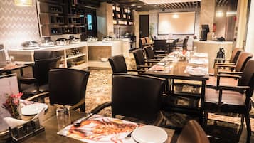 2 restaurants, breakfast, lunch, dinner served; seafood