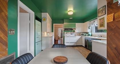 Backyard Beauty & Bliss In Prime Location