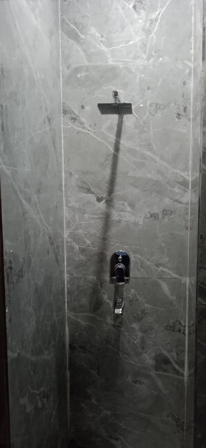 Deluxe Room | Bathroom | Shower, free toiletries, towels, soap - Yogam Homestay Agra (Agra)