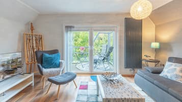 TV, DVD player, books, stereo