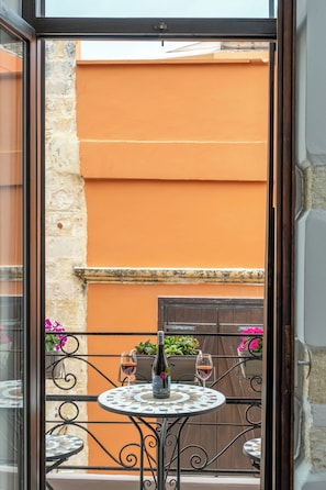Habitación triple, balcón | Balcón