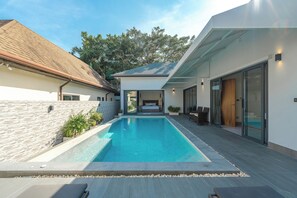 Hồ bơi ngoài trời 