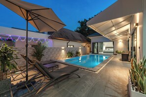 Una piscina al aire libre