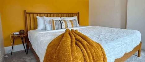 8 soveværelser, pengeskab på værelset, skrivebord, strygejern/strygebræt