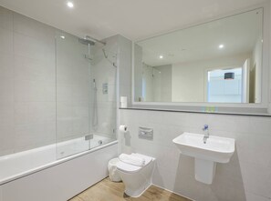 Dusj, hårføner og håndklær