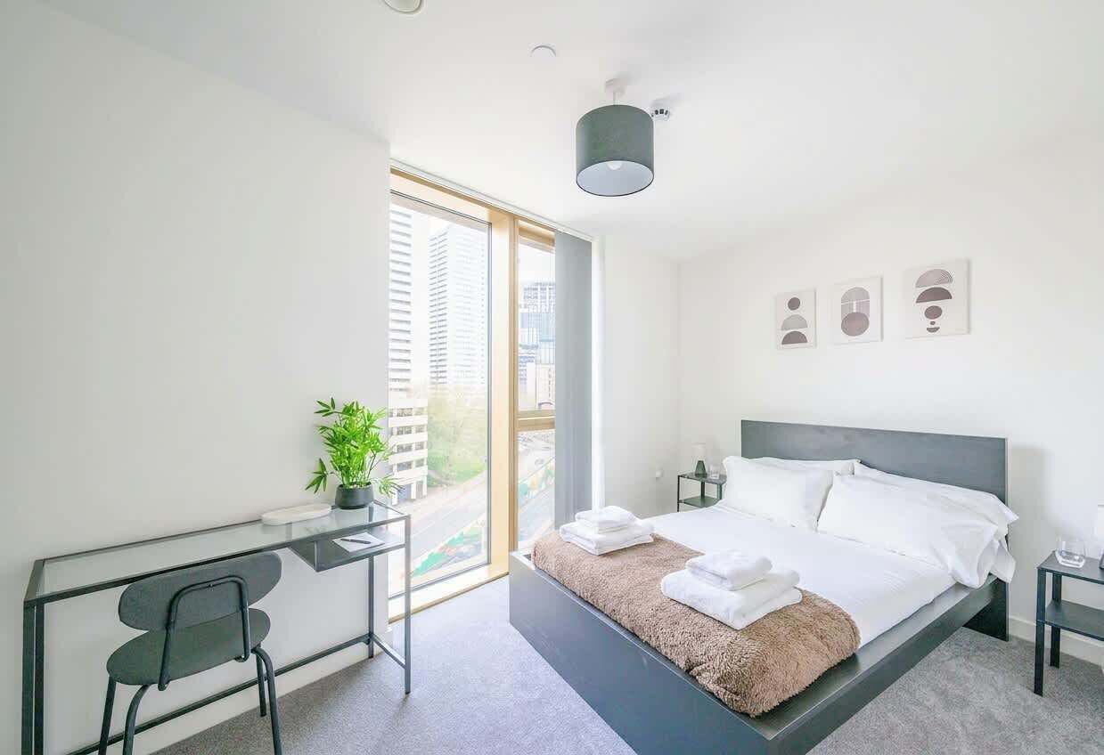 1 dormitorio, escritorio, tabla de planchar con plancha y wifi
