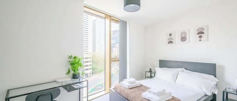 1 habitación, escritorio, tabla de planchar con plancha y wifi
