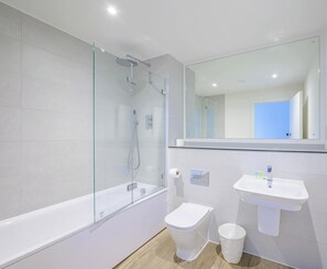 Een douche, een haardroger, handdoeken