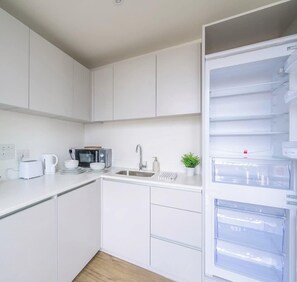 Kühlschrank, Mikrowelle, Ofen, Herdplatte