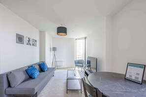 Televisión y oficina 