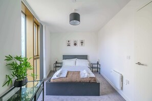 1 slaapkamer, een bureau, een strijkplank/strijkijzer, wifi