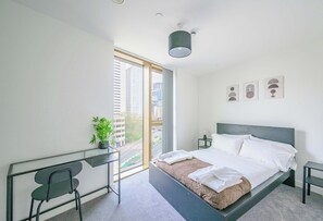 1 habitación, escritorio, tabla de planchar con plancha y wifi 