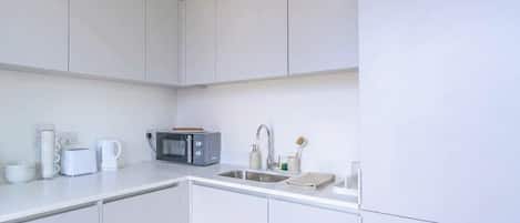 Réfrigérateur, micro-ondes, four, plaque de cuisson