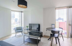 TV, offices - Spacious 1 Bedroom Apartment in Central Birmingham (Birmingham)