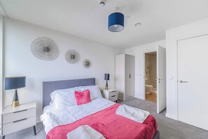 2 soverom, skrivebord, strykejern/-brett og wi-fi