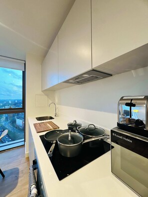 Kjøleskap, mikrobølgeovn, ovn og kokeplater