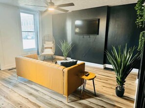 Una Smart TV, libros, una videoteca, una oficina