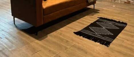 Smart TV, libros, videoteca y oficina