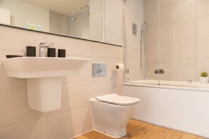 Douche, sèche-cheveux, serviettes fournies