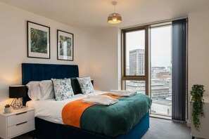 2 bedrooms, desk, iron/ironing board, WiFi - Modern 2 Bed Central Birmingham Flat w City Views (Birmingham)