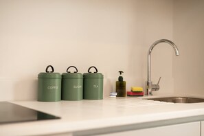 Fridge, microwave, oven, stovetop - Modern 2 Bed Central Birmingham Flat w City Views (Birmingham)