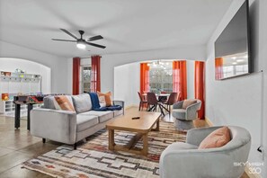 TV, pebolim, livros, escritórios