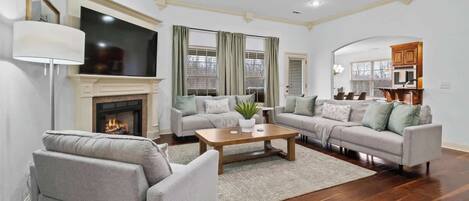 Fernseher, Tischfußball, Bücher, Arbeitsbereiche