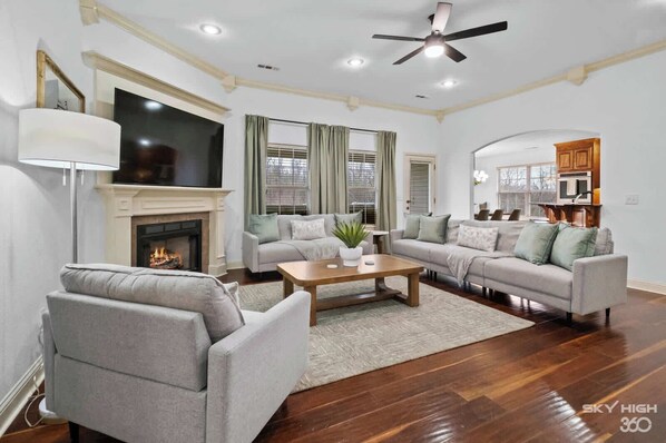 Télévision, baby-foot, livres, espaces bureaux