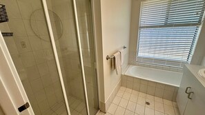 Shower, free toiletries, hair dryer - Geographe Bay Holiday Stay (Geographe)