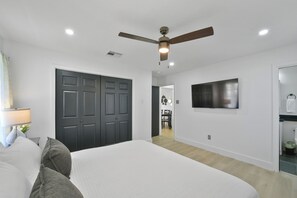 4 bedrooms, iron/ironing board, free WiFi, bed sheets