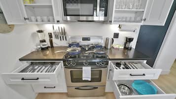 Refrigerador, microondas, horno y parrilla de estufa