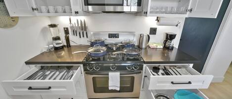 Refrigerador, microondas, horno y parrilla de estufa