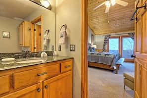 3 bedrooms, desk, iron/ironing board, free WiFi