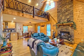 Smart TV, fireplace, offices, computer monitors - Santa Marta Summit  By Chatuge Home Concierge<br>Mountainview, firepit, ping-pong table, card table & gas grill. (Hiawassee)