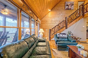 Smart TV, fireplace, offices, computer monitors - Santa Marta Summit  By Chatuge Home Concierge<br>Mountainview, firepit, ping-pong table, card table & gas grill. (Hiawassee)