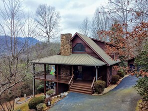 Exterior - Santa Marta Summit  By Chatuge Home Concierge<br>Mountainview, firepit, ping-pong table, card table & gas grill. (Hiawassee)