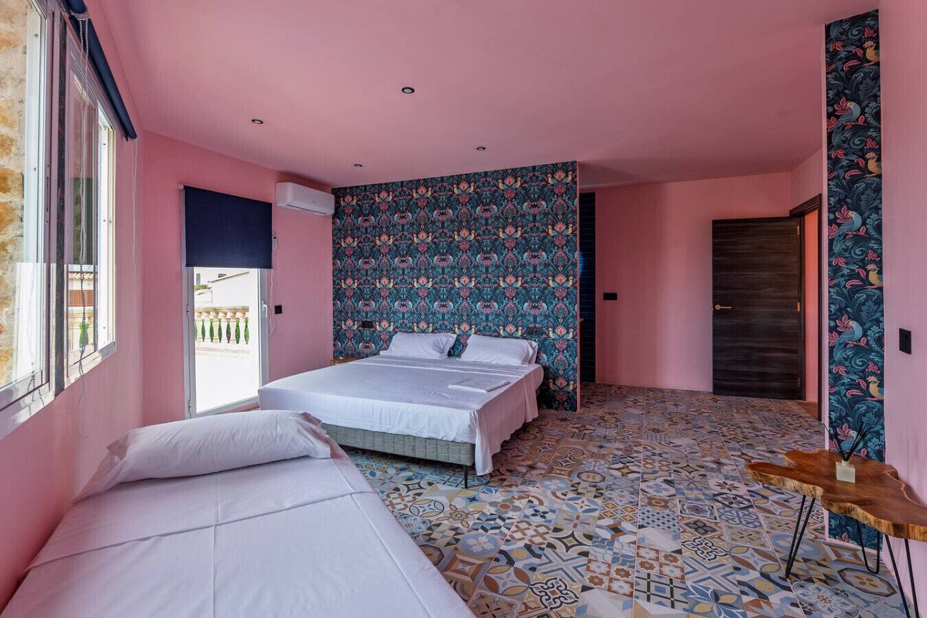 6 bedrooms, desk, WiFi, bed sheets