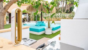 A modern outdoor pool area with a built-in sauna, a small seating area, and a well-maintained lawn. - Villa flamingo súper lujo (Llucmajor)