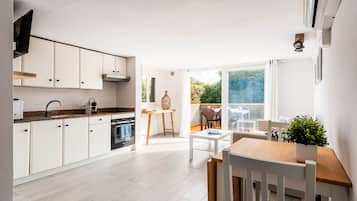 Een koelkast, een microgolfoven, een oven