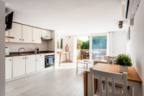 Fridge, microwave, oven, coffee/tea maker