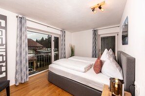 2 soverom, skrivebord, reiseseng for barn og wi-fi (inkludert)