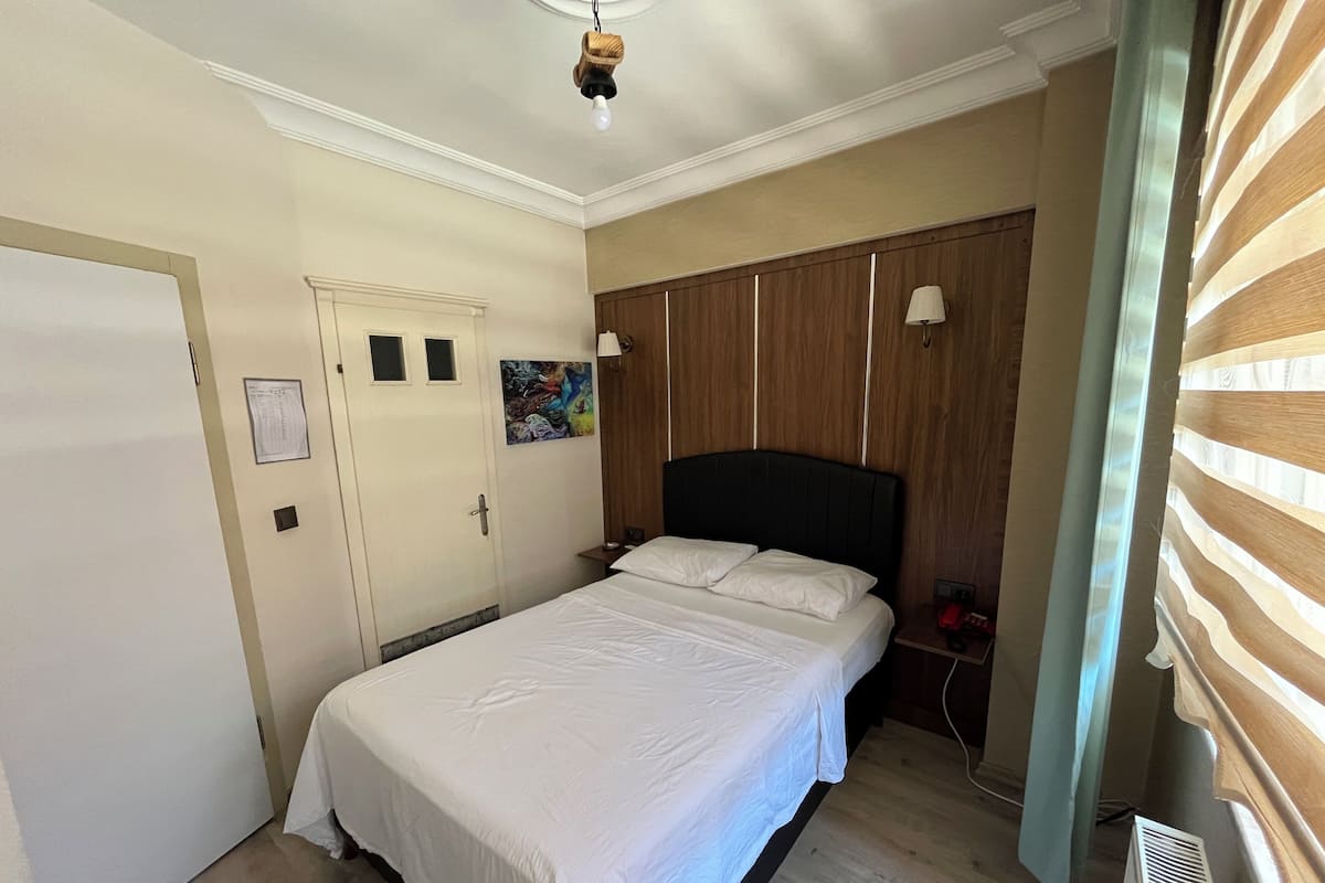 Economy Room | Desk, laptop workspace, free WiFi