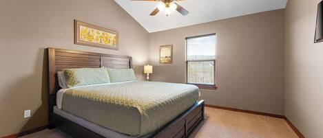 7 間睡房、書桌、熨斗/熨衫板、可攜式嬰兒床