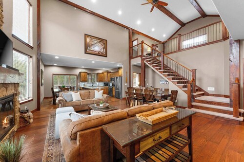 Lodge! Table Rock Lake! Near Branson Amenities!