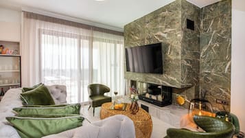 Luxury Apartment, Hot Tub, Sea View | Living area