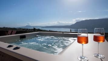 Luxury Apartment, Hot Tub, Sea View | Private spa tub