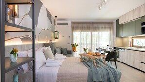 Een moderne hotelkamer met een bed, nachtkastje en uitzicht op het keukenverblijf.